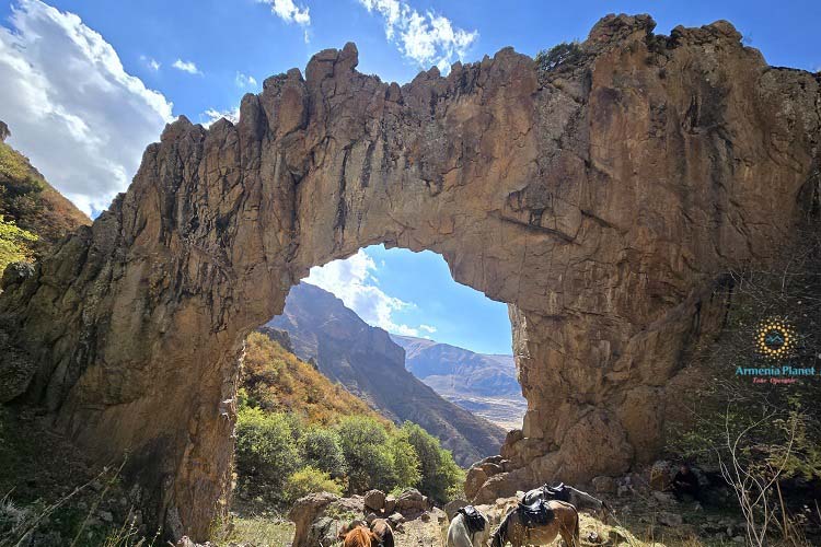 Hiking to wonders of Kapuyt