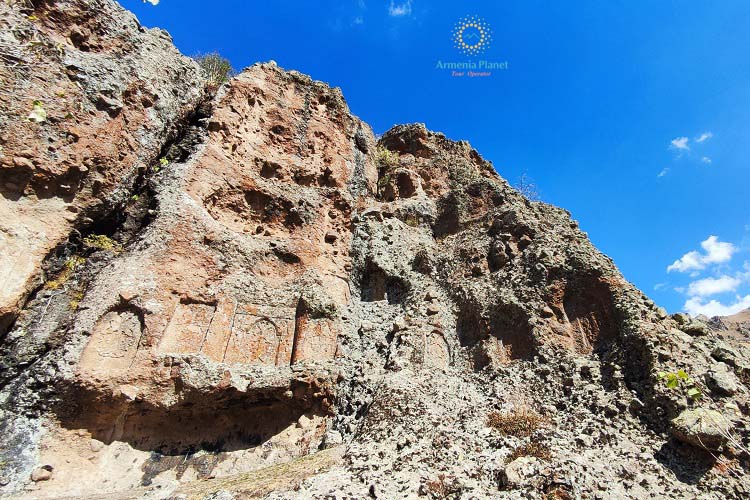 Rock of khachkars and medieval cemetery of Kapuyt