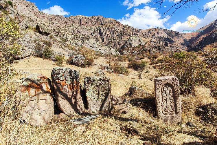 Rock of khachkars and medieval cemetery of Kapuyt